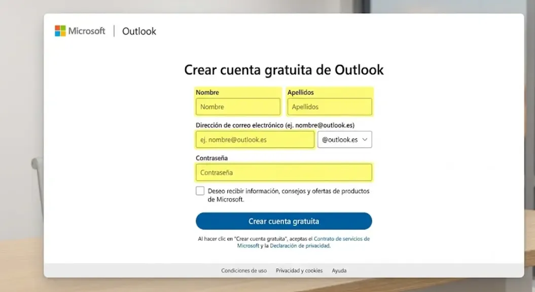 Pantalla de registro de Outlook con el botón "Crear cuenta gratuita" y campos principales